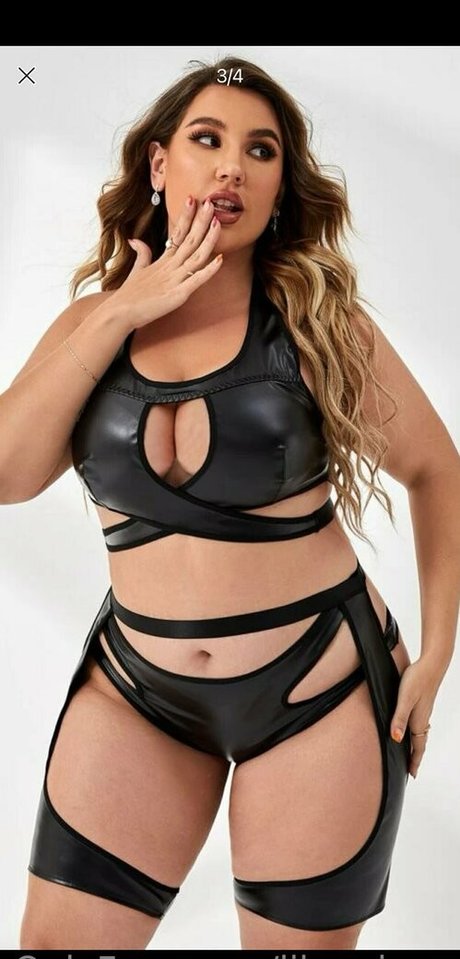 petits seins potelés onlyfans haut sexy image