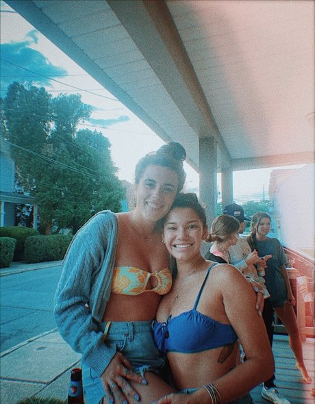 Hannah Malvone étoile érotique galeries