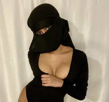 barelylegalhabibi modèle érotique galerie