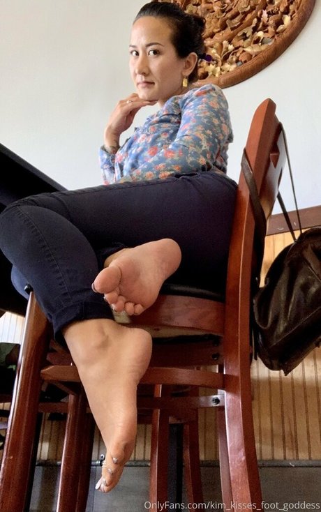 kim kisses foot goddess meilleur modèle des photos