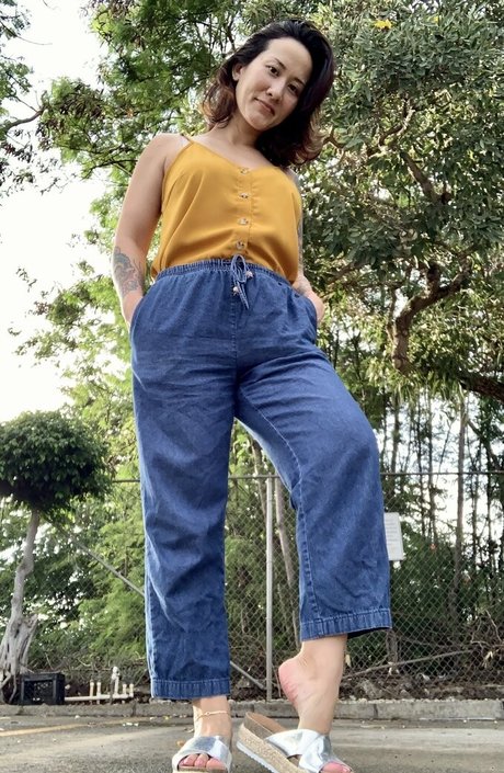 kim kisses foot goddess actrice chaude archive