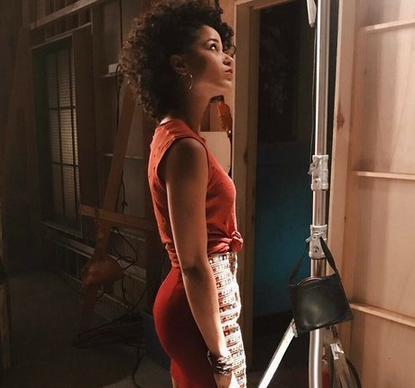 Alisha Wainwright étoile nue archive