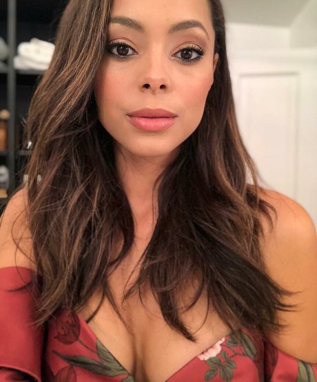 Amber Stevens West modèle érotique archive