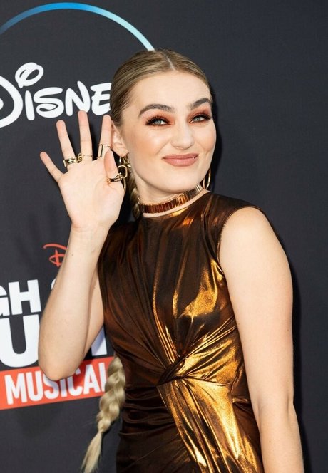 Meg Donnelly nus star du porno galeries