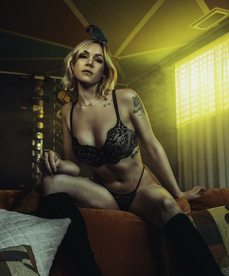 Rosemoontv actrice libre des photos