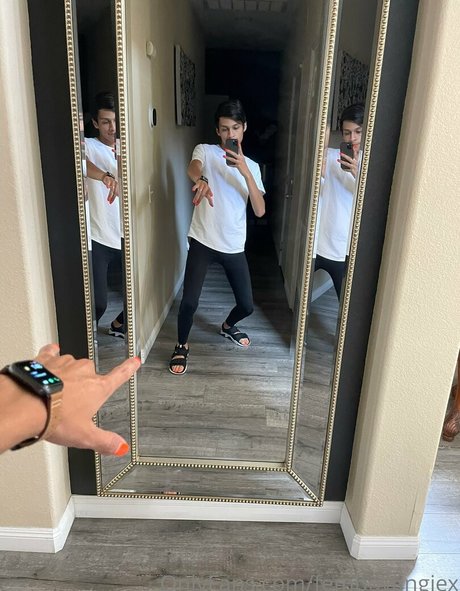 femboyangiesfeet beau modèle img