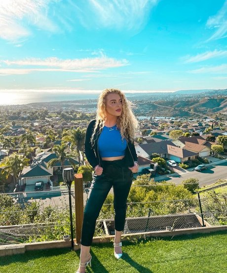 Caroline Wall jolie star du porno galeries