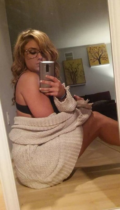 milf aux cheveux noirs onlyfans belle exclusivité photo