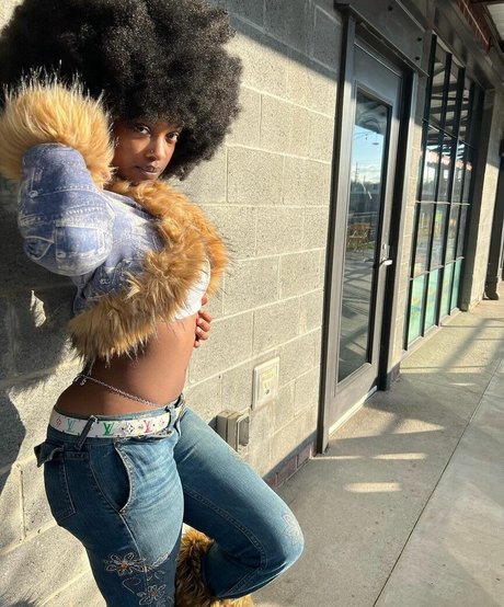 Kalenbree nus de stars du porno image