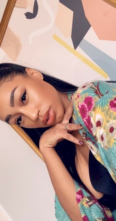 Nia Simone modèle adulte images