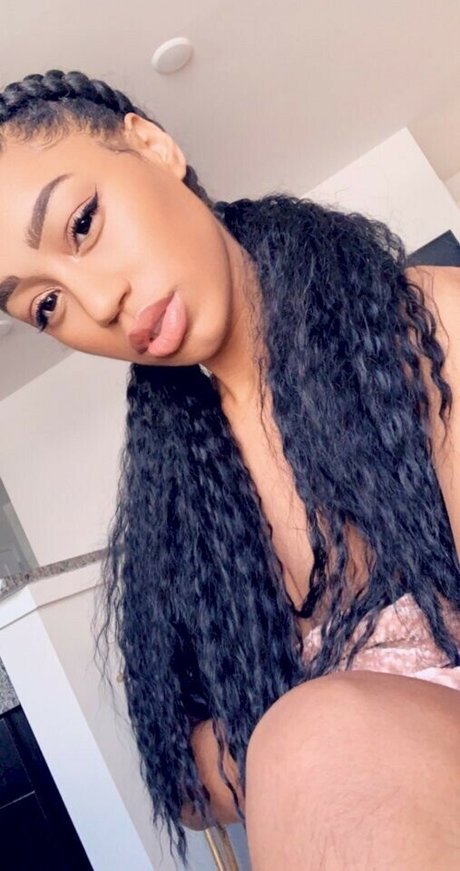 Nia Simone star exclusive des photos