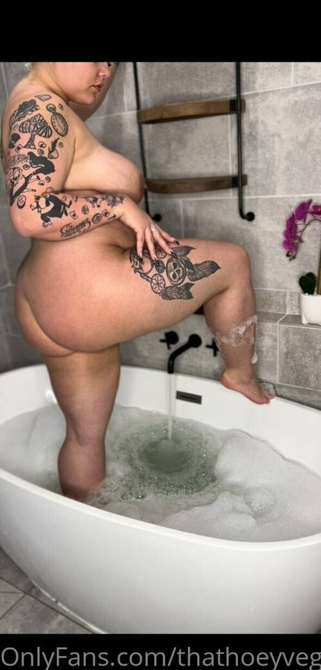 thathoeyvegan mannequin img