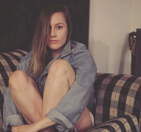 Elizabeth Height star du porno sympa photos