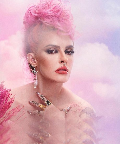 pom-pom girl blonde onlyfans pornographique érotique image