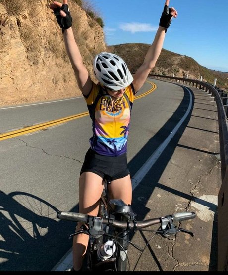 Rita Volk star du porno de haute qualité image