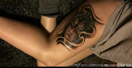 xxtattooed barbie star du porno en haute qualité image