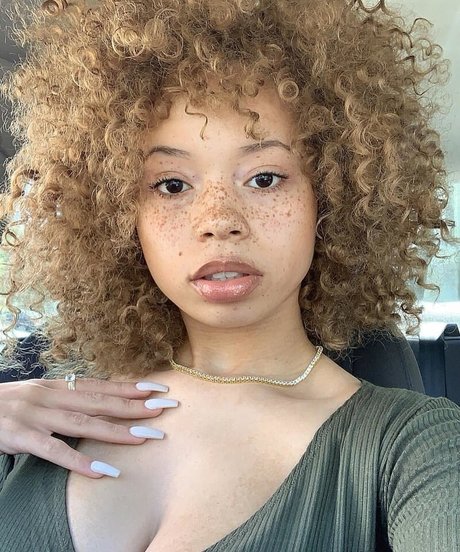 mayaregiii étoile sexy img