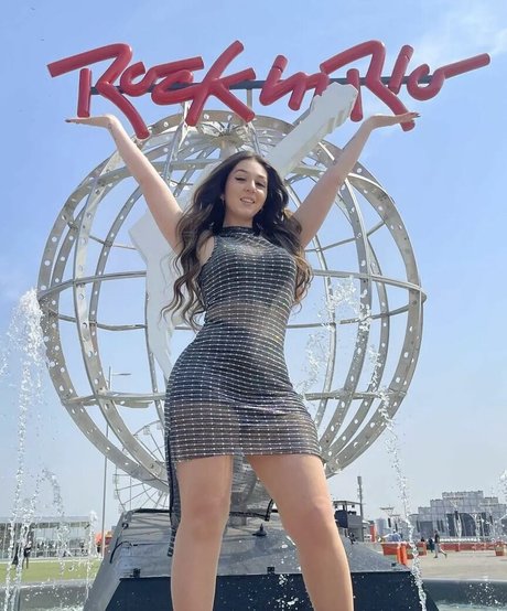 Carolzinha modèle magnifique des photos