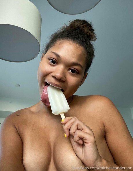 michelleanderson étoile nue des photos