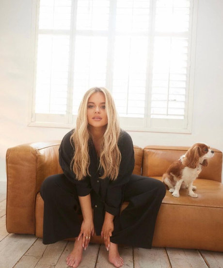 Emily Atack étoile érotique photo