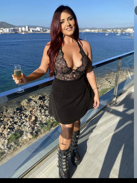 Emily Atack nus étoiles archive