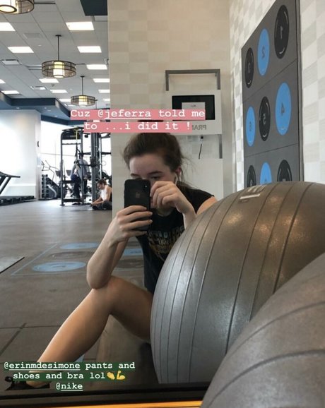 Kaitlyn Dever actrice pornographique photos