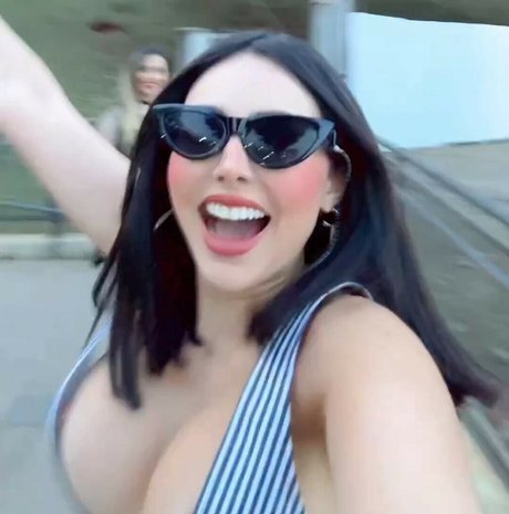 Nyvi Estephan modèle chaud img