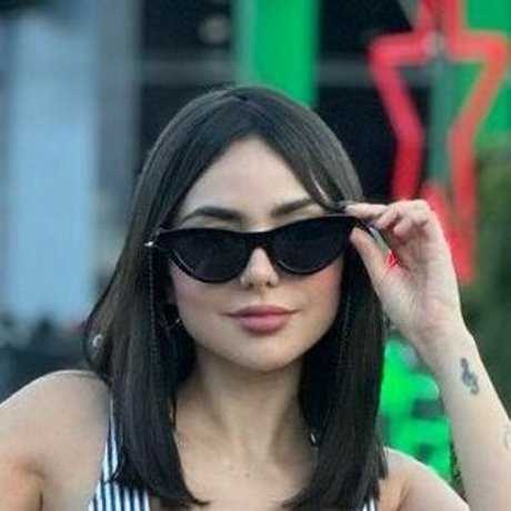 Nyvi Estephan art modèle images