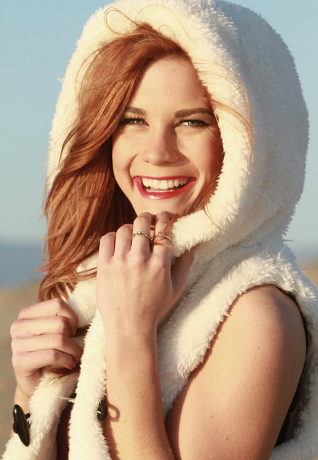 Courtney Hope star érotique galerie