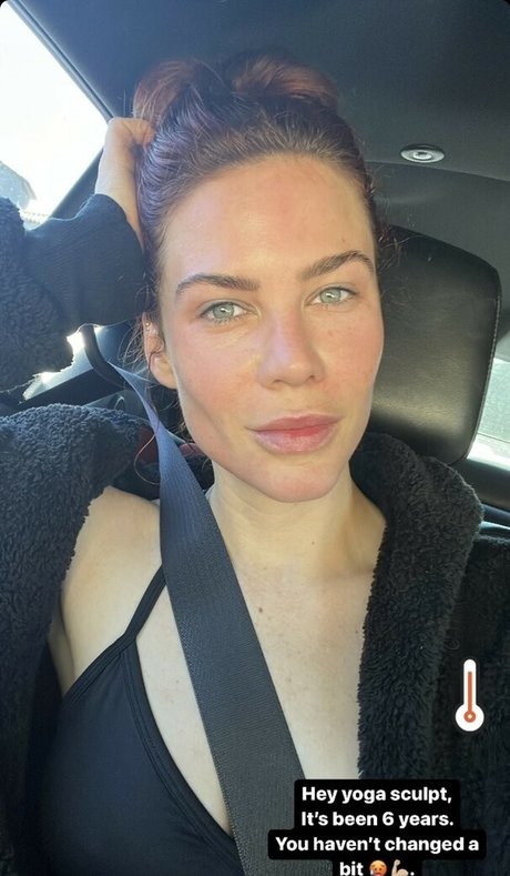 Courtney Hope modèle magnifique images