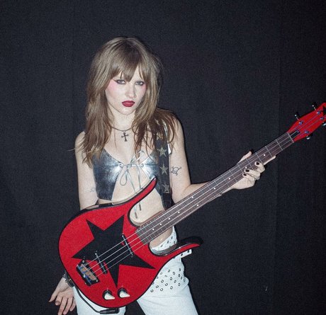 Victoria De Angelis star du porno images