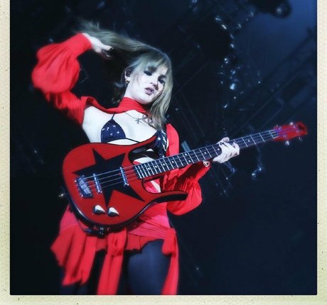 Victoria De Angelis star du sexe galerie