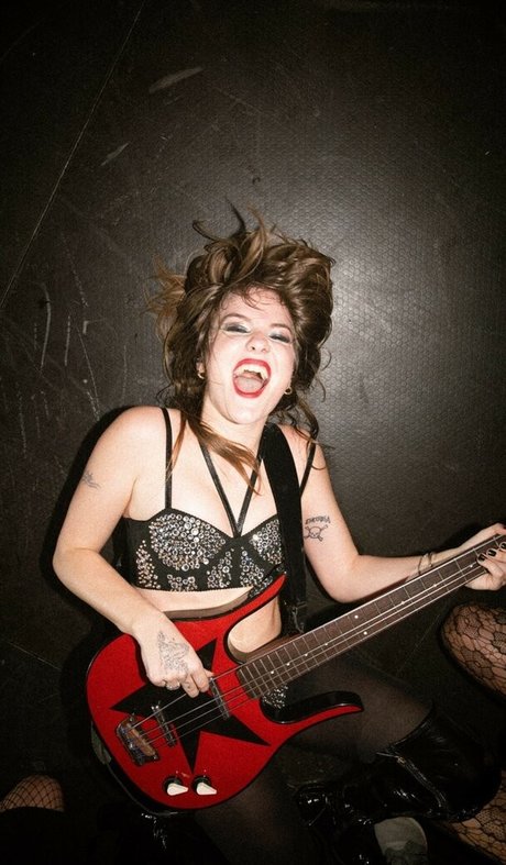 Victoria De Angelis star du porno photo