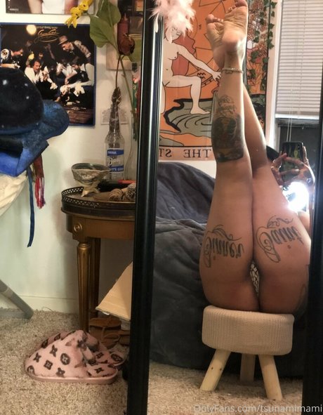 tsunamimami modèle nu des photos