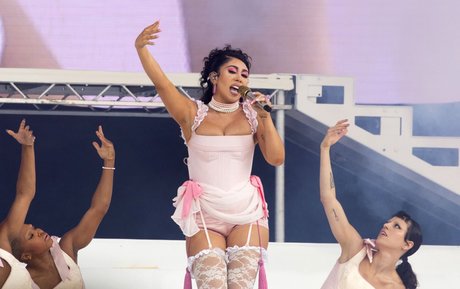 Kali Uchis haut de star du porno image
