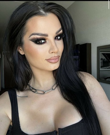 Saraya Bevis star du porno parfaite photos