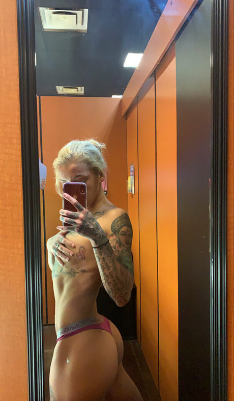 professeur nu onlyfans assez érotique des photos