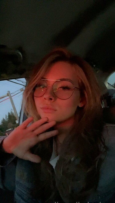 alignedbykarissa actrice sexy des photos