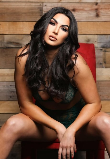 Billie Kay modèle nu collection