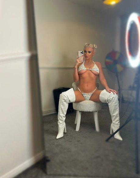 Chelsea Blonde modèle nu des photos