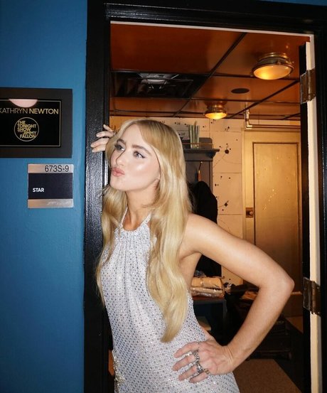 Kathryn Newton nus étoiles photos