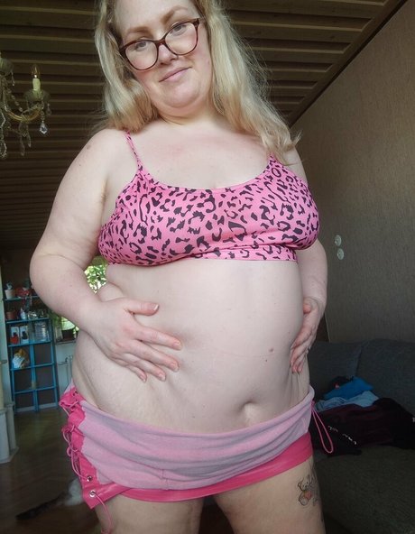 chaton courbé onlyfans pornographique érotique des photos