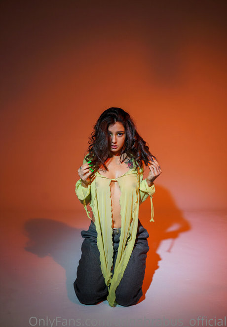 Arina Azarova étoile sympa images