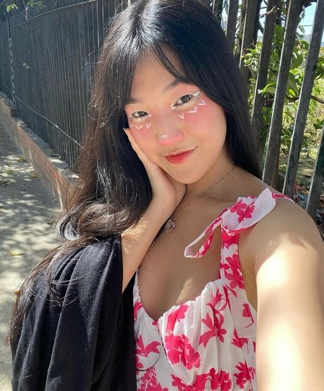 influenceur des médias sociaux onlyfans haut gratuit des photos