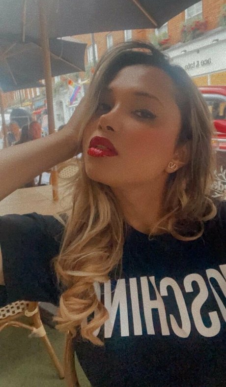 Camila Mattoli star du porno érotique photos