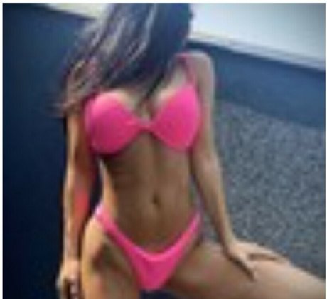 Bustyan jolie star du porno des photos