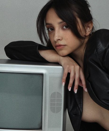 Olivia Linz star du porno belle images