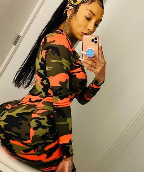 flyyytattedsky star pornographique des photos