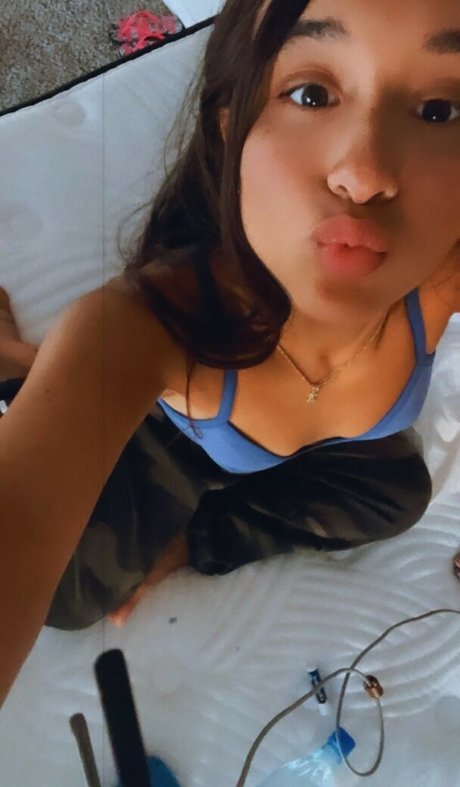 Alahna Ly modèle artistique galerie