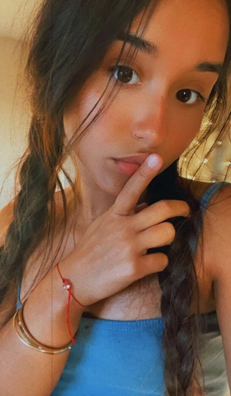 Alahna Ly étoile chaude photo